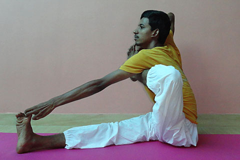Yoga Teacher Training India, Yoga Master Ram Doss, School of Santhi Yoga School in India. Yoga posture Akarna Dhanurasana.